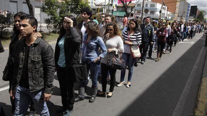 Una fila de ciudadanos esperan votar en Bogotá este domingo.