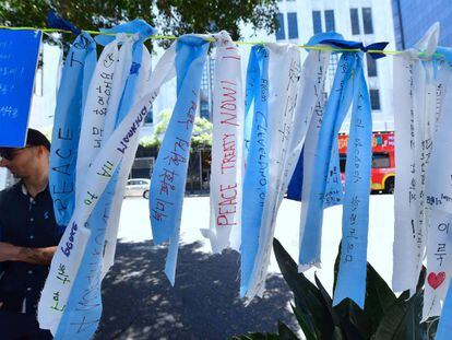Cintas con mensjes de paz, frente al Consulado de Corea del Sur en Koreatown, Los Ángeles.