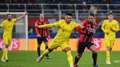 Oxlade-Chamberlain (izquierda) protege el balón ante Bennacer.