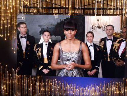 Michelle Obama anuncia el ganador a mejor película: 'Argo'.