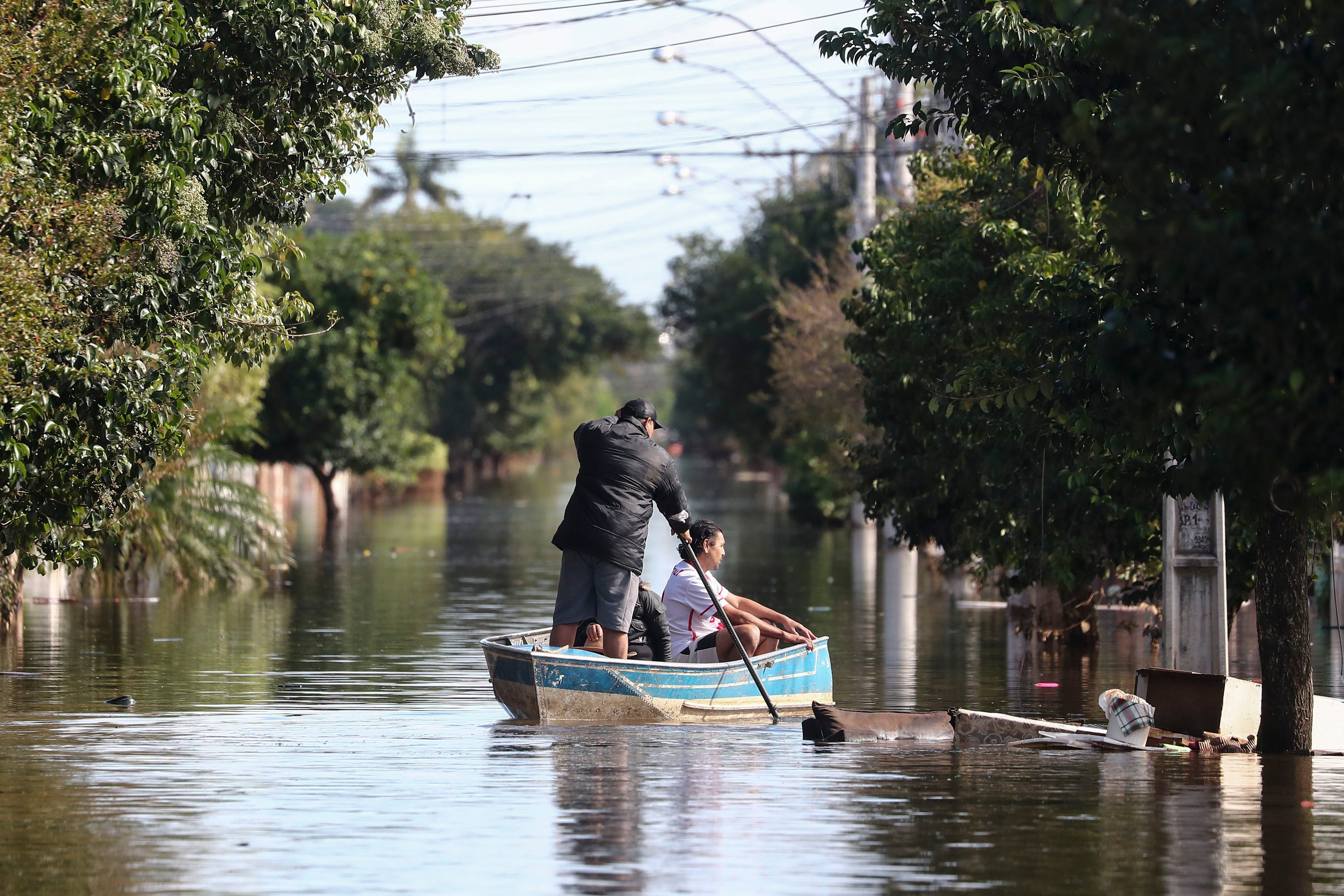 Noticias falsas agitadas por el bolsonarismo dificultan la atención de los damnificados por las inundaciones en Brasil