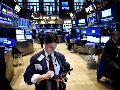 Varios agentes en la Bolsa de Nueva York, Estados Unidos.