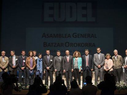 Josu Erkoreka, en el centro, junto a alcaldes de la directiva de Eudel.