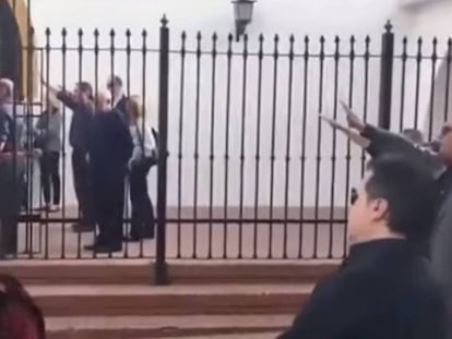 Fotograma de un vídeo que muestra a varias personas que hacen el saludo fascista mientras cantan el 'Cara al sol'.