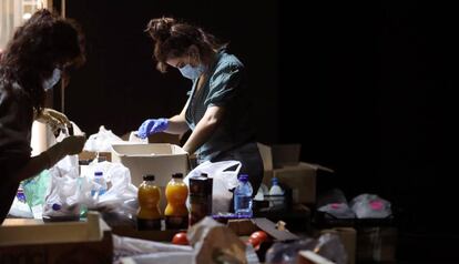 Interior de la Sala Triángulo de Madrid, donde tuvo lugar el martes 28 de abril el reparto de provisiones de un banco de alimentos vecinal. Los Bancos de Alimentos se encuentran en una 