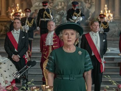 Imelda Staunton, como Isabel II en el cuarto capítulo de la quinta temporada de 'The Crown'.
