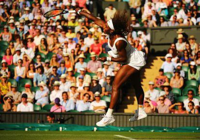 Serena saca en Wimbledon. 
