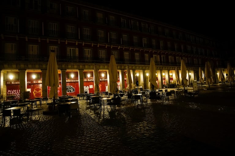 La plaza Mayor de Madrid, desierta anoche, al inicio del toque de queda.