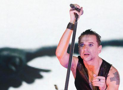 Dave Gahan, líder de Depeche Mode, anoche en el Sant Jordi.
