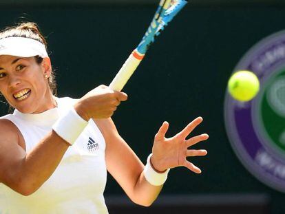 Muguruza golpea con la derecha durante el partido contra Broady en Londres.