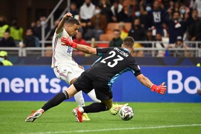 Mbappé supera a Unai Simón en la acción del gol del triunfo de Francia