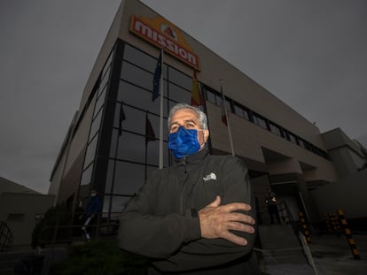Julio Carballeda, trabajador reconvertido de la hostelería, delante de la industria donde trabaja.