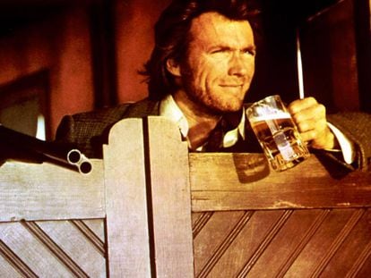 En el western 'Joe Kidd' (1972), Clint Eastwood prefiere que le sirvan su jarra de cerveza con una capa de espuma.