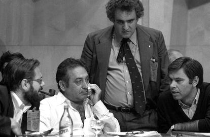 Nicolás Redondo (segundo por la izquierda) junto a Javier Solana (a su derecha, fumando en pipa), Enrique Múgica y Felipe González, en el 28º Congreso del PSOE.