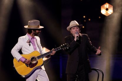 The singer-songwriter Joaquín Sabina accompanied by Leiva on guitar, during his performance of 'Tan Joven y Tan Viejo'. 