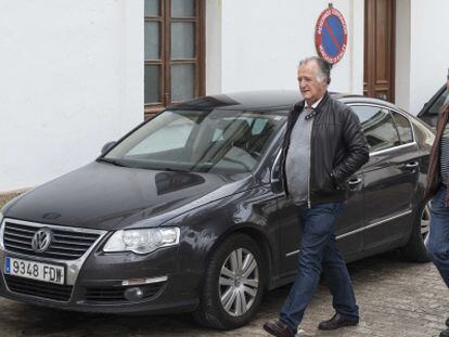 El alcalde, Juan Andrés Gil (izquierda), junto al Ayuntamiento de Tarifa.