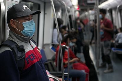 Usuarios del metro de Barcelona en un vagón en plena hora punta, el 13 de mayo.