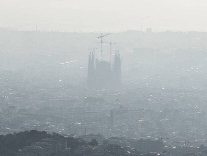 Nube de contaminación sobre la ciudad de Barcelona
