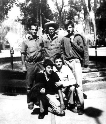 De pie, Jack Kerouac, Allen Ginsberg y Peter Orlovsky. Agachados, Gregory Corso y Lafcadio Orlovsky. Todos de vacaciones en Ciudad de México en 1956.