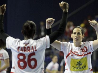 Shandy Cabral y Patricia Elorza celebran un gol. 