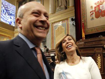 El ministro de Educaci&oacute;n, Jos&eacute; Ignacio Wert, y la presidenta del PP catal&aacute;n, Alicia S&aacute;nchez-Camacho, poco antes de reunirse en el Congreso. 