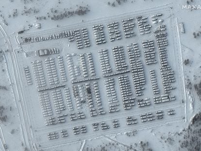 Imagen de satélite que muestra batallones y vehículos militares, ayer, en Yelnya, Rusia.