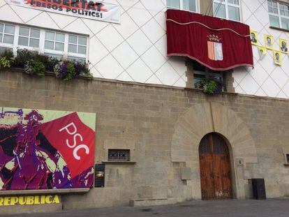 Fachada del Ayuntamiento de Olot con la pancarta contra el PSC.