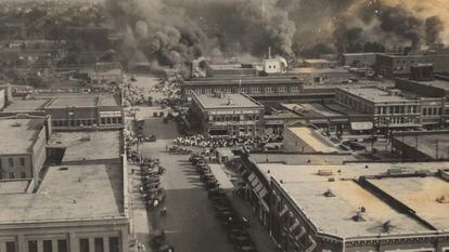 Imagen de los incendios durante la masacre el 1 de junio de 1921, conservada en el Departamento de Colecciones Especiales de la biblioteca McFarlin de la Universidad de Tulsa