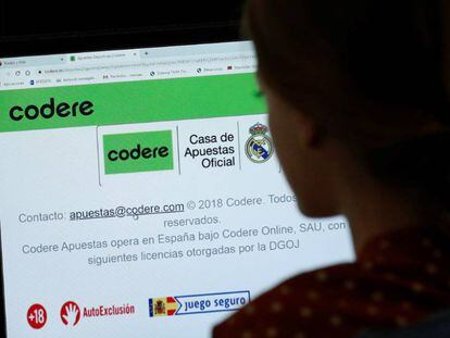 Un joven mira en su ordenador la página de la empresa de juegos Codere. EFE/Sergio Barrenechea/Archivo