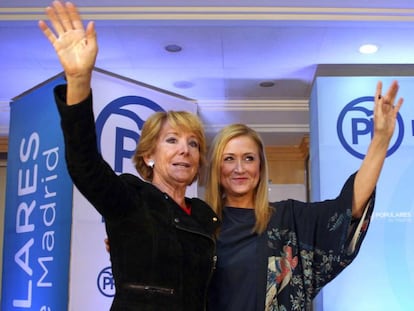 Las expresidentas de la Comunidad de Madrid Esperanza Aguirre y Cristina Cifuentes, durante un evento en 2015.