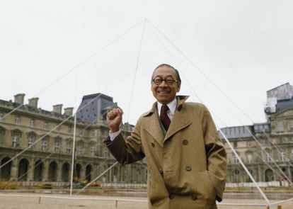 Ieoh Ming Pei, el 2 de mayo de 1985, frente a una simulación a tamaño real de la pirámide del Louvre, antes de comenzar las obras. |