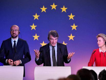 El presidente del Consejo Europeo, Charles Michel; el del Parlamento, David Sassoli, y la presidenta de la Comisión, Ursula von der Leyen. / JOHN THYS (AFP)