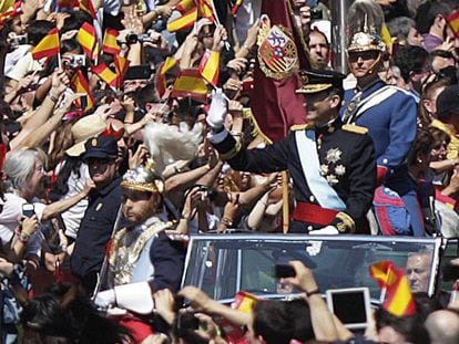 Felipe VI, en un coche descubierto, el d&iacute;a de su proclamaci&oacute;n.