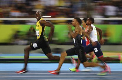 Imatge guanyadora del tercer premi World Press Photo en la categoria d'Esports, del fotògraf de l'agència Reuters Kai Oliver Pfaffenbach. La imatge mostra l'instant en què l'atleta jamaicà Usain Bolt somriu a la càmera mentre deixa enrere la resta de competidors durant la semifinal dels 100 metres llisos dels Jocs Olímpics de Rio de Janeiro (Brasil).