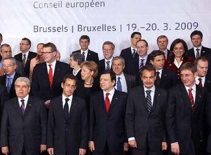 Los líderes de los 27 posan para la foto de familia del Consejo Europeo.- En la imagen, Zapatero posa junto a Durao Barroso, Sarkozy y Merkel, entre otros mandatarios.