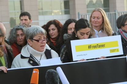 Manifestación de activistas de derechos humanos a favor de la libertad de Taner Kiliç, presidente de Amnistía Internacional Turquía, ante el juzgado en el Estambul donde se le juzga.
