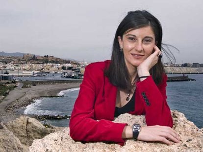 Pilar Navarro posa a la entrada de Almería, ayer, con la Alcazaba y el puerto al fondo.