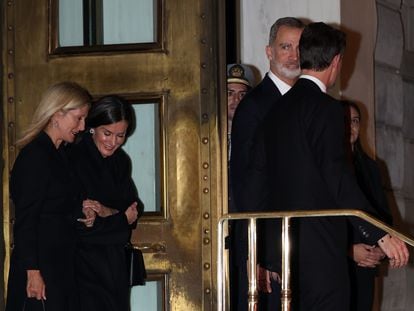 La reina Letizia, Marie-Chantal Miller, Pablo de Grecia y el rey Felipe IV, el domingo 15 de enero saliendo del restaurante donde cenaron en Atenas (Grecia).