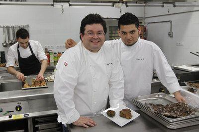 Marcos Morán (a la izquierda) y Alfredo de la Cruz, ayer en la cocina del teatro Campos Elíseos.