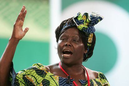 Wangari Maathai, durante una visita en España en 2007 para participar en el "II Encuentro España-África Mujeres por un mundo mejor".