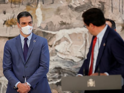 El nuevo director del Gabinete de la Presidencia del Gobierno, Óscar López Águeda, mira al presidente Pedro Sánchez durante un discurso.