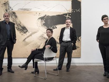 Los cuatro directores en la historia de la Fundaci&oacute;n T&agrave;pies: Carles Guerra, Laurence Russell, Manuel Borja-Villel y Nuria Enguita (d).