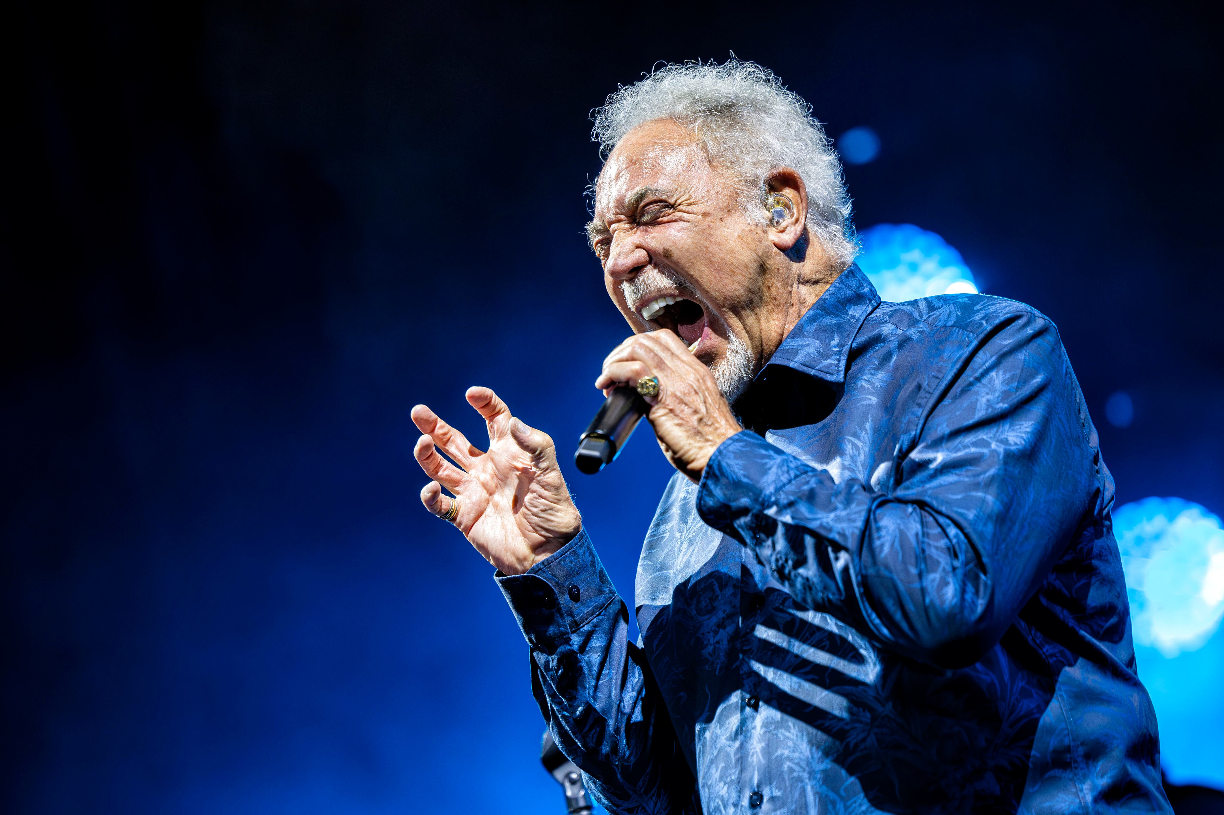 Tom Jones, el joven marciano de 84 años que cuenta y canta batallitas