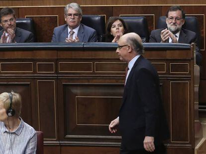 El ministro de Hacienda, Crist&oacute;bal Montoro, en primer plano, en el debate sobre los Presupuestos Generales del Estado de 2017.