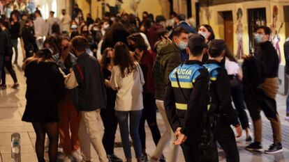 Controles policiales en Salamanca para vigilar el ocio nocturno.