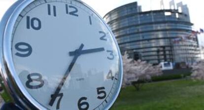 Un reloj frente al Parlamento Europeo, en Estrasburgo (Francia).