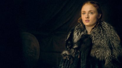 Le ha costado, pero Sansa por fin ha tomado las riendas de su vida (y de la familia Stark). Ya cuando la vimos cambiada de aspecto en el Nido de Águilas junto a Meñique dos temporadas atrás sabíamos que llegaría este momento, pero mucho ha tenido que sufir (aún más, queremos decir) para llegar al punto de incluso ser testigo de la masacre canina de su marido, violador y torturador, Ramsey Bolton. Acabe siéndolo o no, para muchos ya es la auténtica reina en el Norte.
