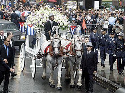 Un carro blanco llevó el cuerpo de Celia Cruz ayer por las calles de Nueva York.