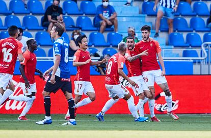 Los jugadores del Mallorca celebran el gol de Fer Niño ante el Alavés este sábado en Mendizorroza.