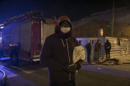 Algunos de los residentes en la nave relataron a EL PAÍS su temor a que varios de sus compañeros hayan fallecido en el incendio, ya que no consiguen encontrarlos horas después de haberse declarado el siniestro. En la imagen, Mamadou, uno de los ocupantes de la nave.